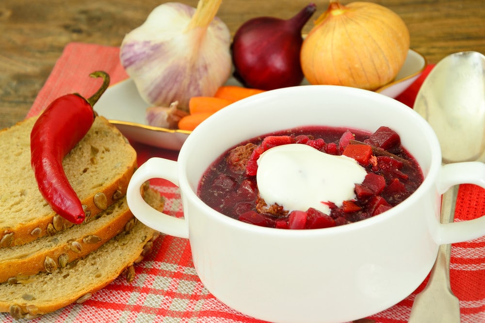 Russische Rote Beete Suppe mit Fleischbällchen