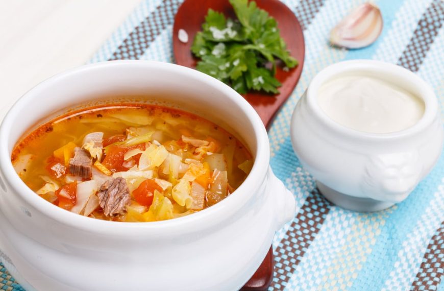Russische Weißkohlsuppe mit Rindfleisch und Gemüse