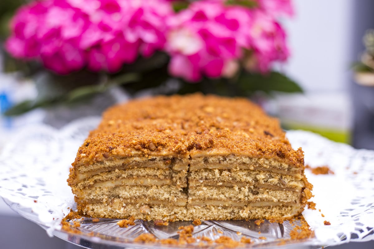 Russischer Baumkuchen Medovik mit Honig und Creme