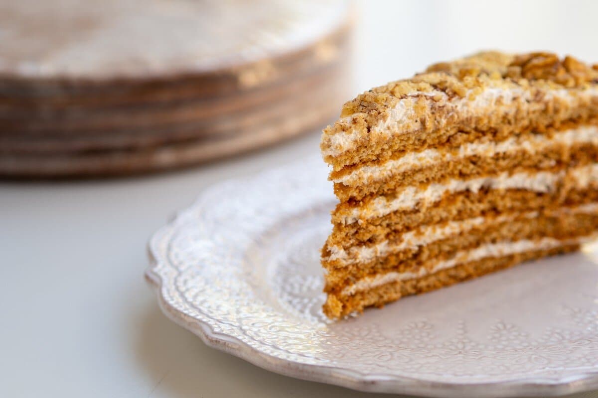 Russischer Honigkuchen mit Schmandcreme und Naturjoghurt