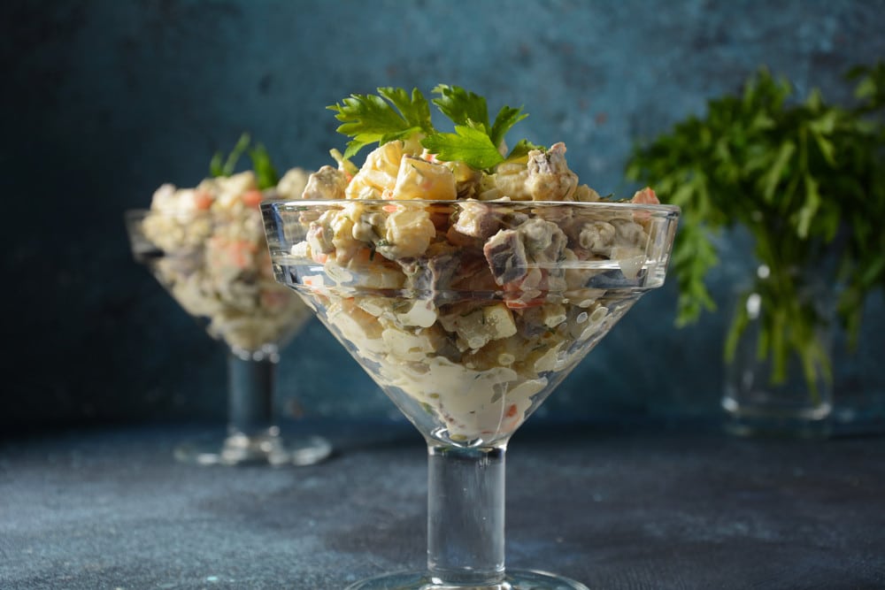 Russischer Kartoffelsalat Olivie mit Rindfleisch und Gemüse