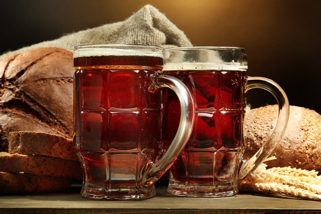 Russischer Kvas aus Wasser