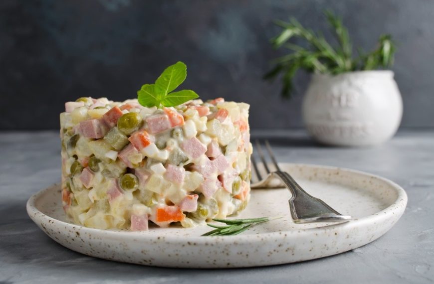 Russischer Salat Olivje mit Kartoffeln, Äpfeln und Wurst