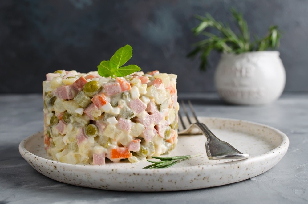 Russischer Salat Olivje mit Kartoffeln