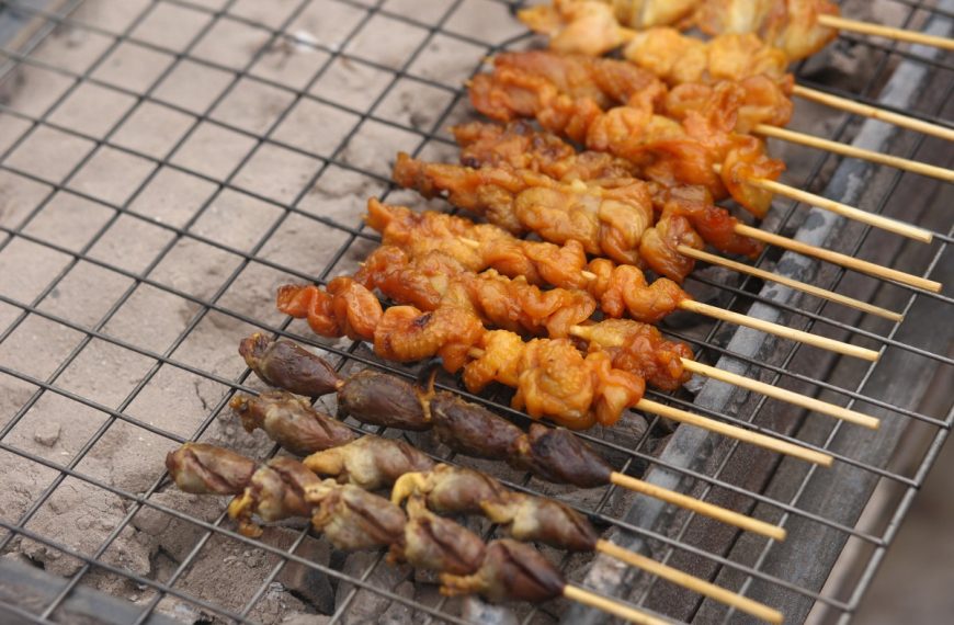 Russischer Schaschlik aus Innereien mit Öl und Gewürzen