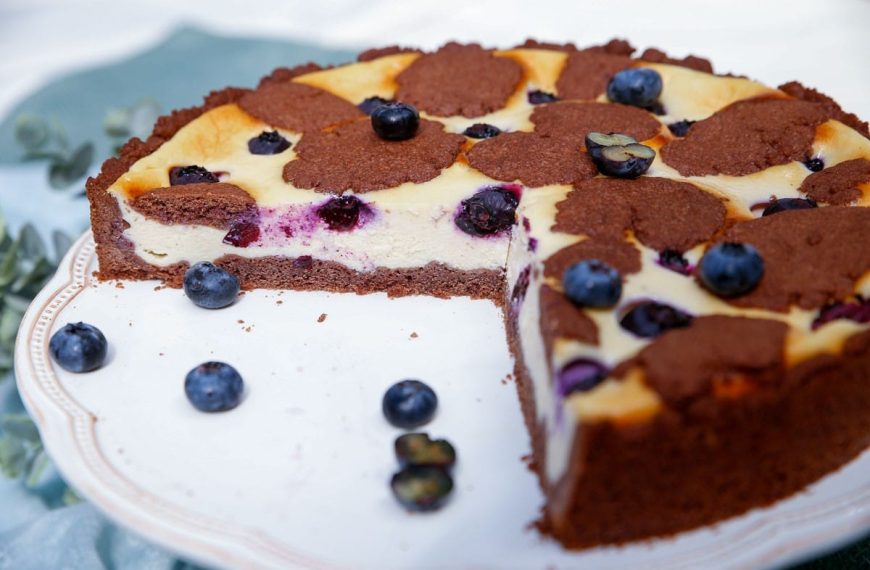 Russischer Zupfkuchen mit Blaubeeren, Quark und Schokoteig