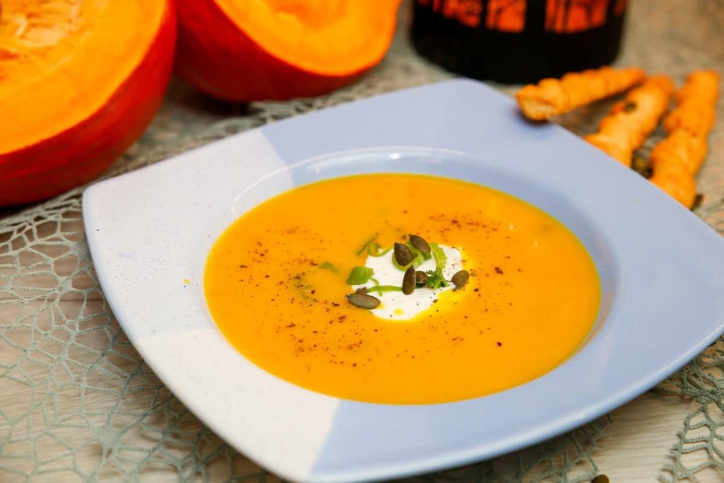 Sämige Kürbissuppe mit Kokosmilch, Knoblauch und Kartoffeln