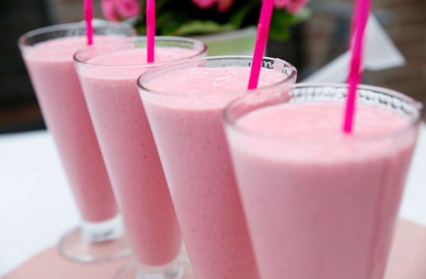 Sämiger Erdbeer Milchshake Smoothie mit Eis und Sojamilch