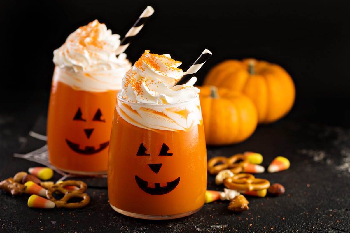 Sämiger Halloween Kürbis Smoothie mit Bananen und Datteln