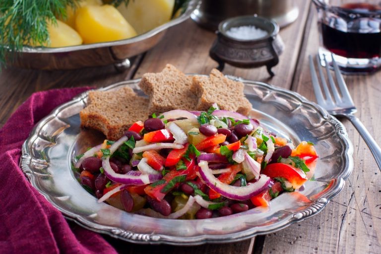 Sättigender Bohnensalat mit Zwiebeln, Paprika und Essiggurken