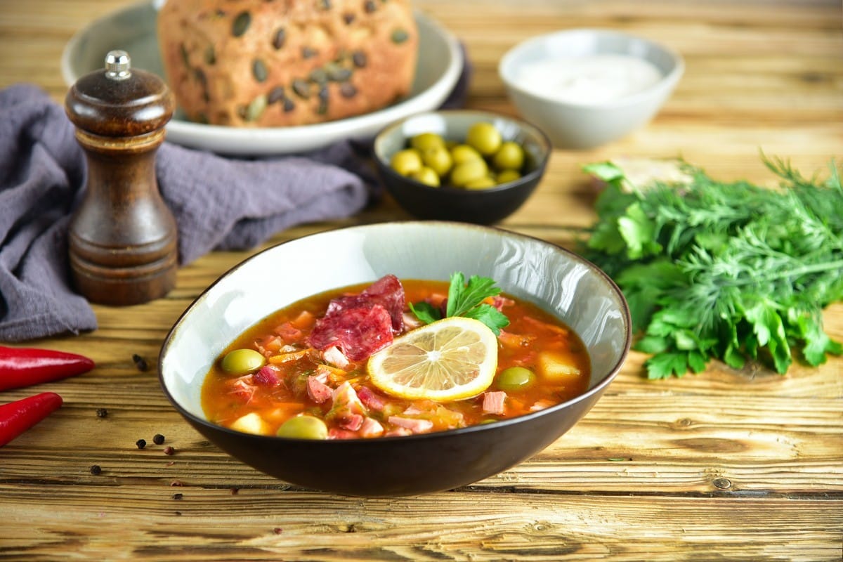 Säuerlich-scharfe Soljanka Suppe mit Hähnchenfleisch und Salzgurken