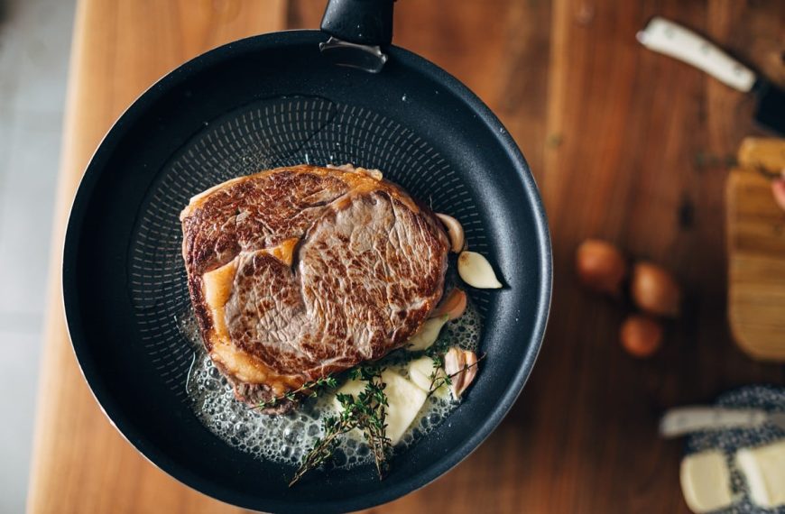 Saftig aromatische Steaks mit Knoblauch und Thymian