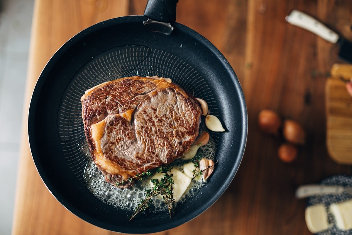 Saftig aromatische Steaks mit Knoblauch und Thymian