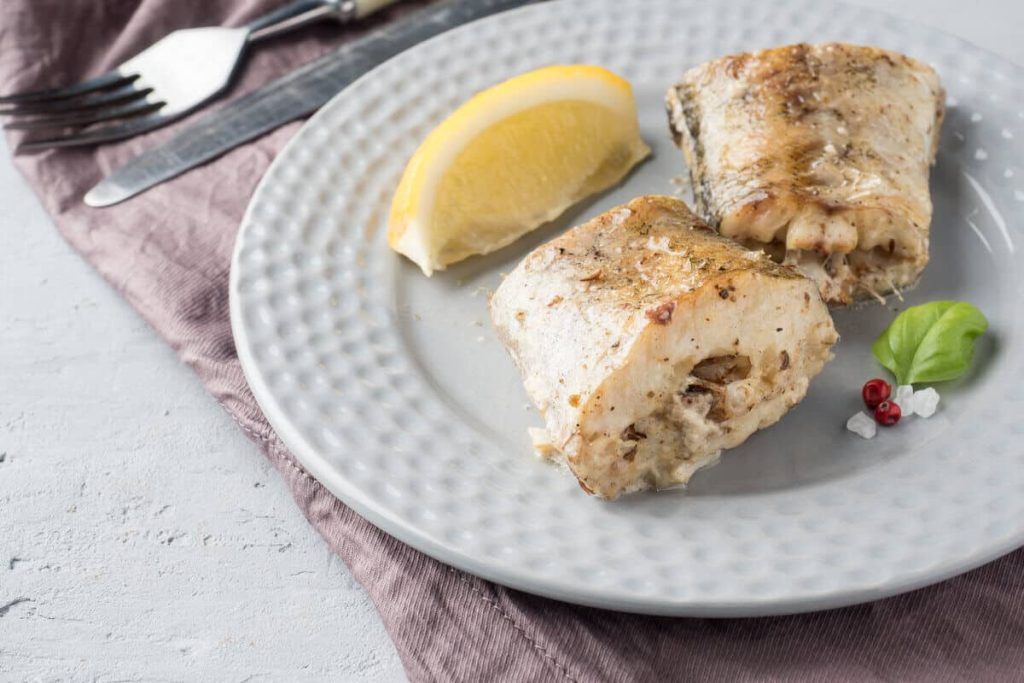 Saftig gebackener Seelachs mit Salz und Pfeffer