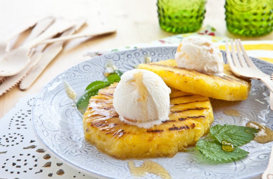 Saftig gegrillte Ananasscheiben mit Nüssen und Honig