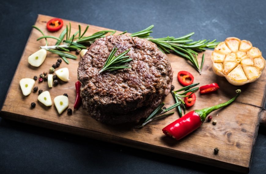 Saftige Beefsteaks mit Speck aus dem Backofen