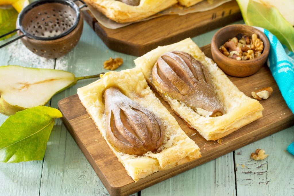 Saftige Birnen in Blätterteig mit Walnüssen