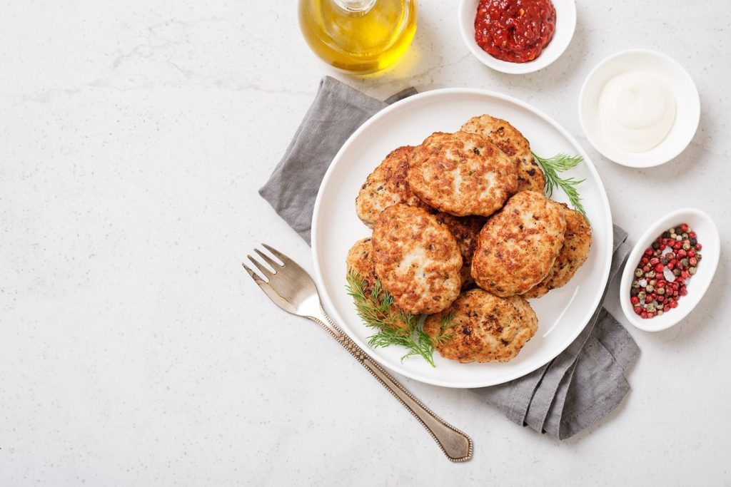 Saftige Buletten aus Schweinefleisch mit Zwiebeln und Knoblauch