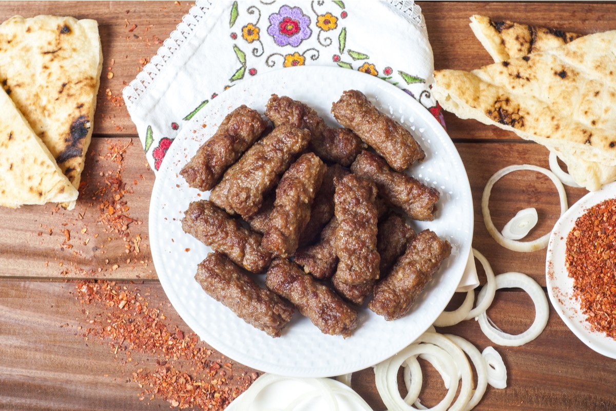 Saftige Cevapcici mit Knoblauch und Petersilie