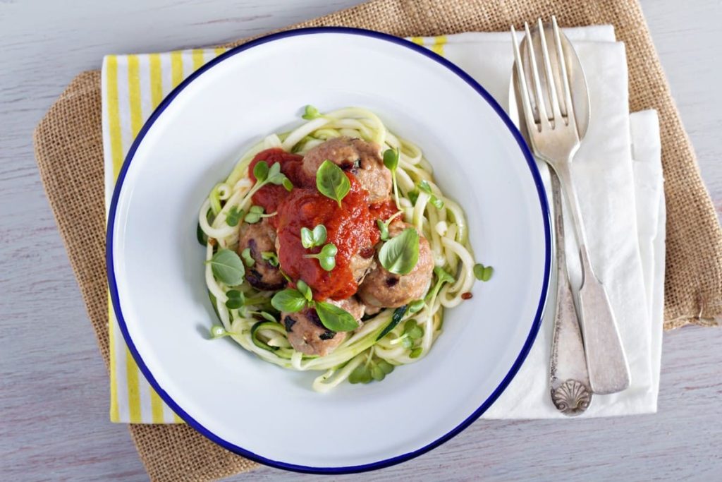 Saftige Fleischbällchen in Tomatensoße mit Zucchininudeln