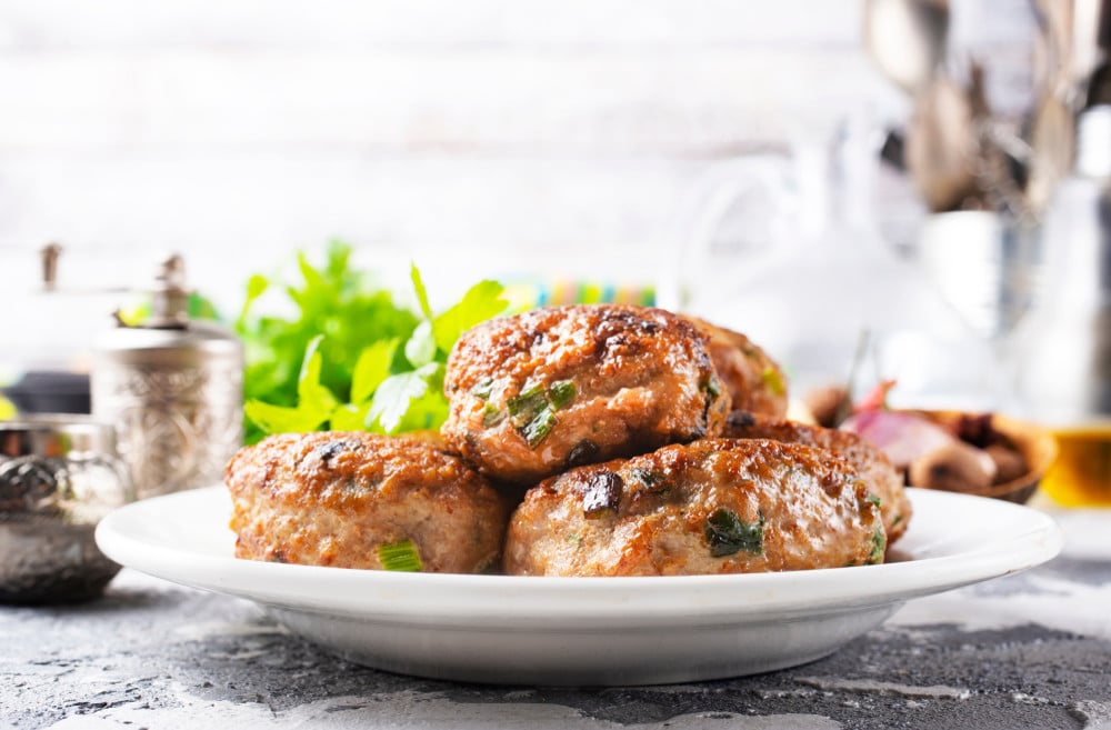 Saftige Frikadellen aus Hackfleisch mit Grieß und Kräutern