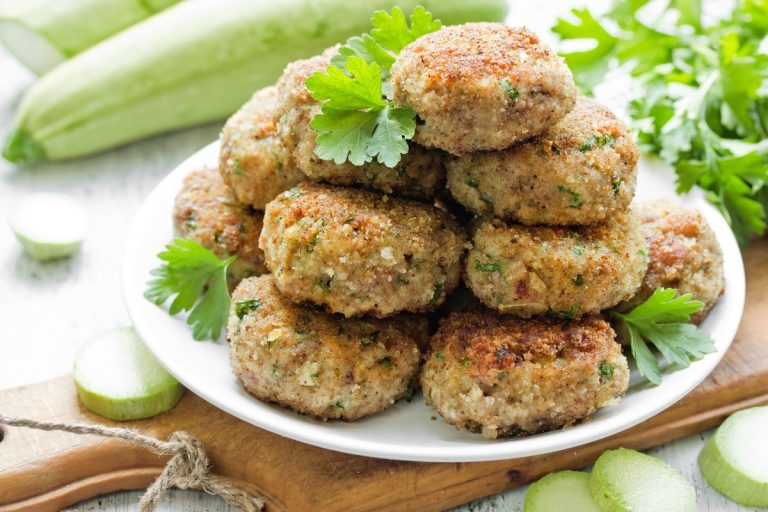 Saftige Frikadellen aus Schweinefleisch, Grieß und Zucchini