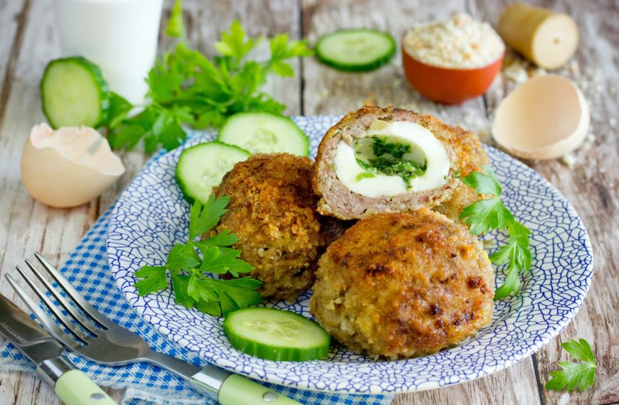 Saftige Frikadellen mit Ei und Kräuterbutter