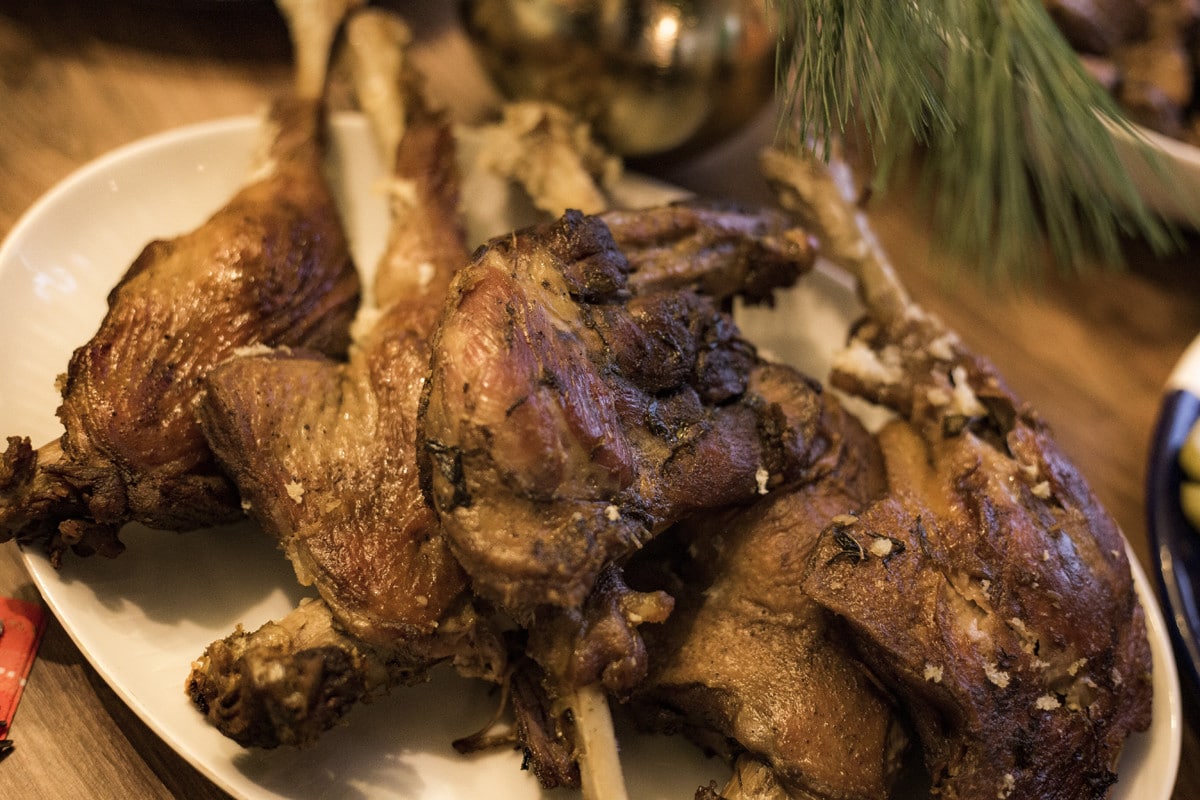 Saftige Gänsekeulen mit Äpfeln und Gewürznelken im Backofen