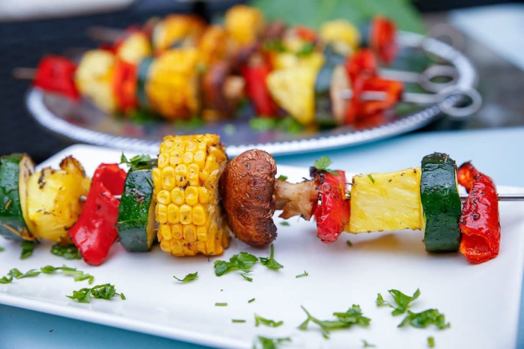 Saftige Grillspieße mit buntem Gemüse für eine Grillparty