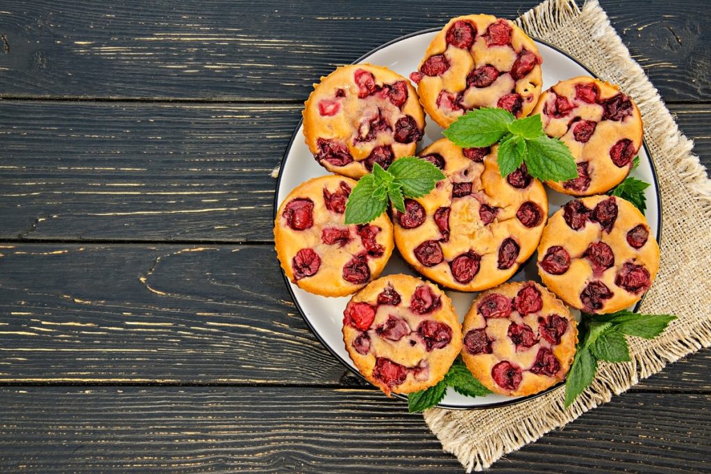 Saftige Kirschmuffins mit frischen Kirschen