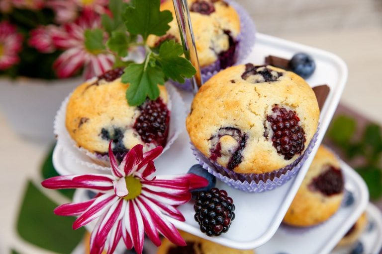 Saftige Muffins mit Brombeeren, Blaubeeren und Schokolade