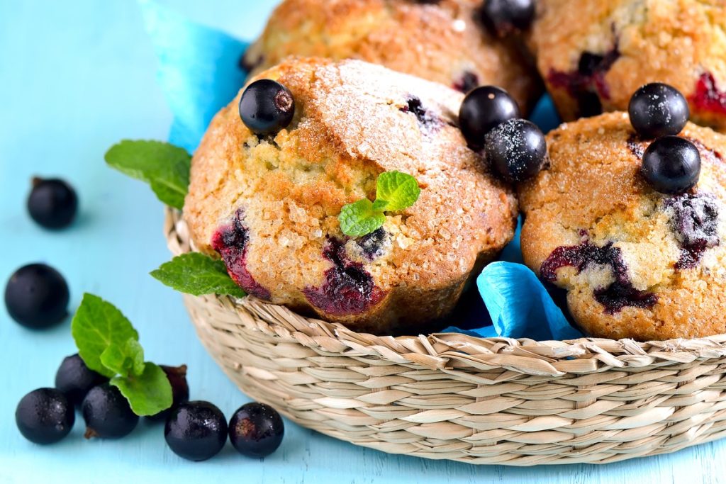 Saftige Muffins mit schwarzen Johannisbeeren – Sommergebäck