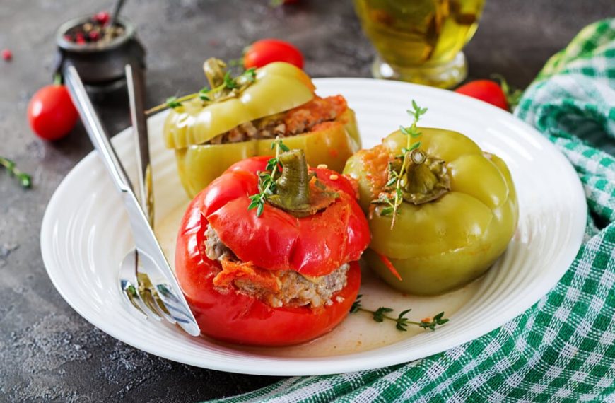 Saftige Paprika gefüllt mit Hackfleisch, Karotten und Buchweizen