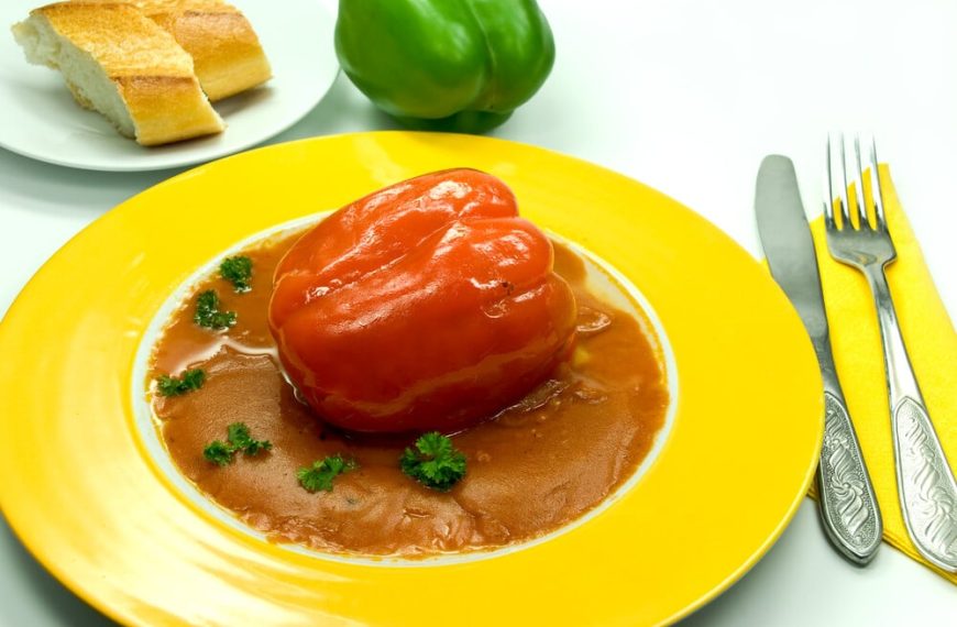 Saftige Paprikaschoten mit Hackfleisch, Gemüse und Tomatensaft