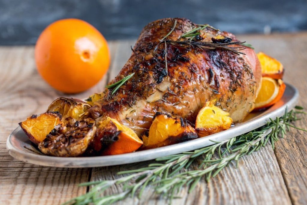 Saftige Putenkeule mit Orangen und Sojasauce aus dem Ofen