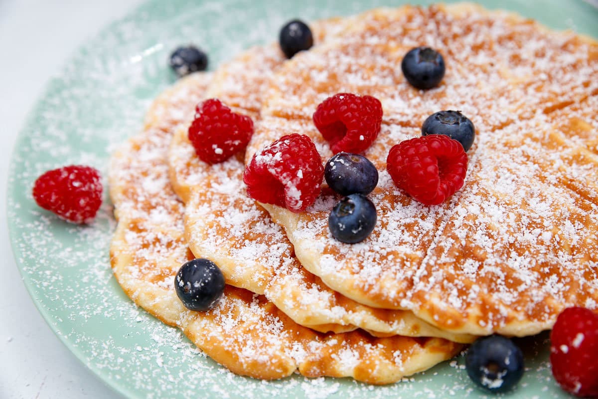 Saftige Quarkwaffeln aus Äpfeln mit Himbeeren und Puderzucker