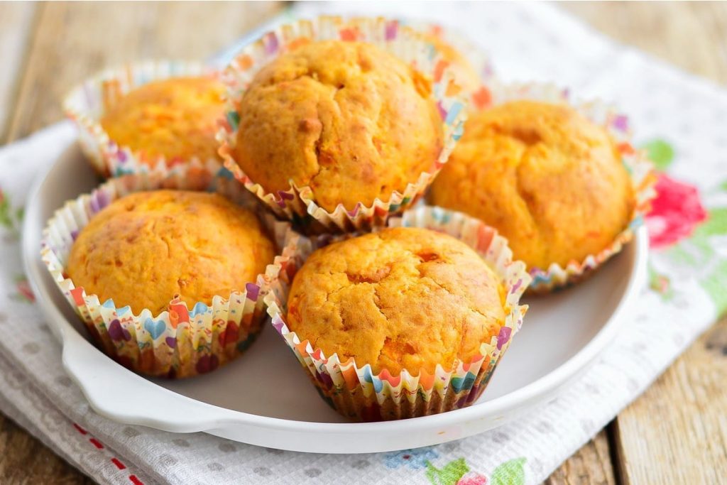 Saftige Muffins mit schwarzen Johannisbeeren – Sommergebäck