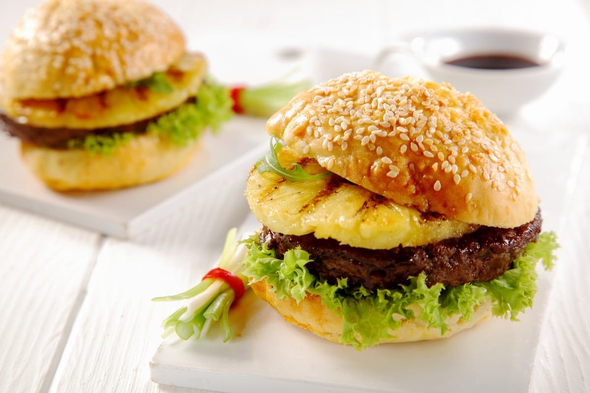 Saftige Rindfleisch Burger mit Ananas