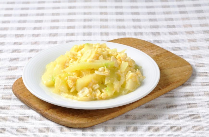 Saftige Rühreier mit Zucchini und Knoblauch zum Frühstück