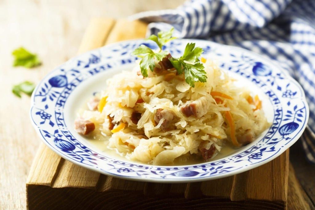 Saftige Sauerkraut mit Bacon und geräucherten Würstchen