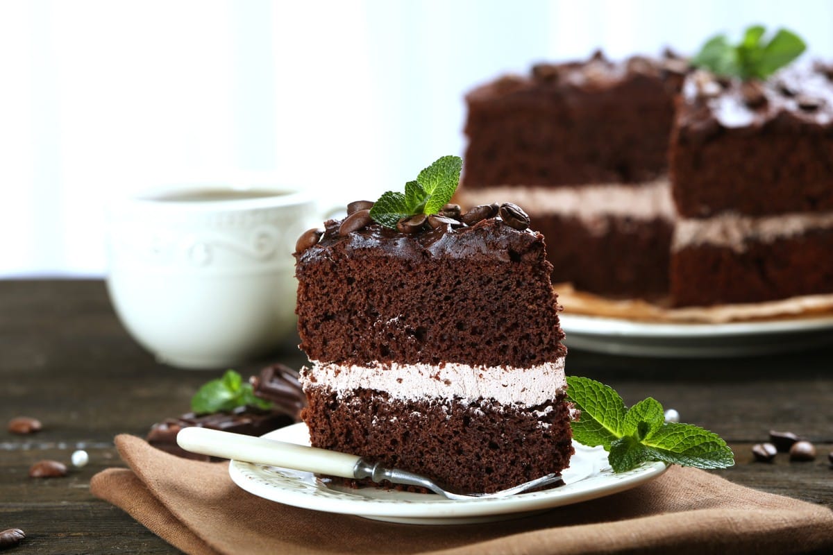 Saftige Schokotorte mit Milchcreme aus gezuckerten Kondensmilch