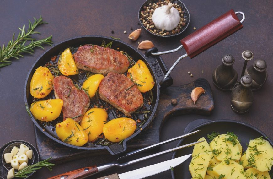 Saftige Schweinekoteletts mit Pfirsichen aus der Pfanne