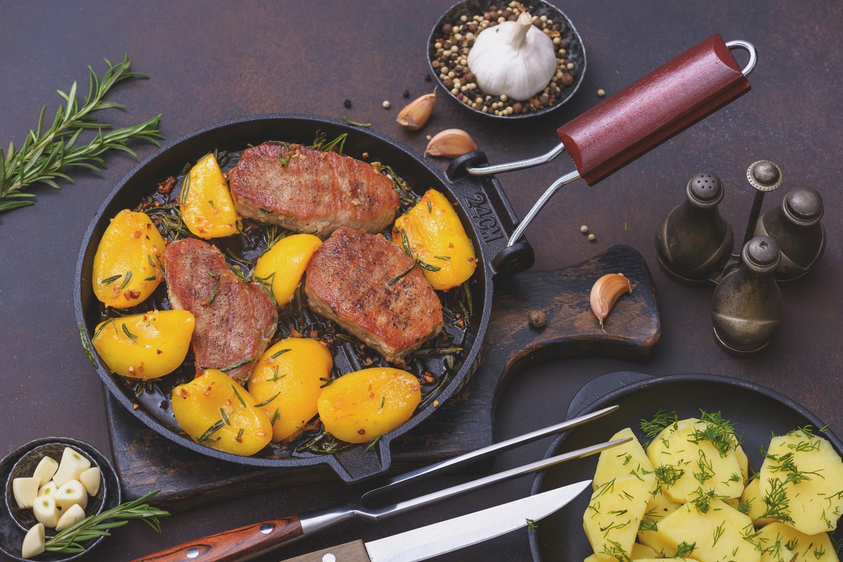 Saftige Schweinekoteletts mit Pfirsichen aus der Pfanne