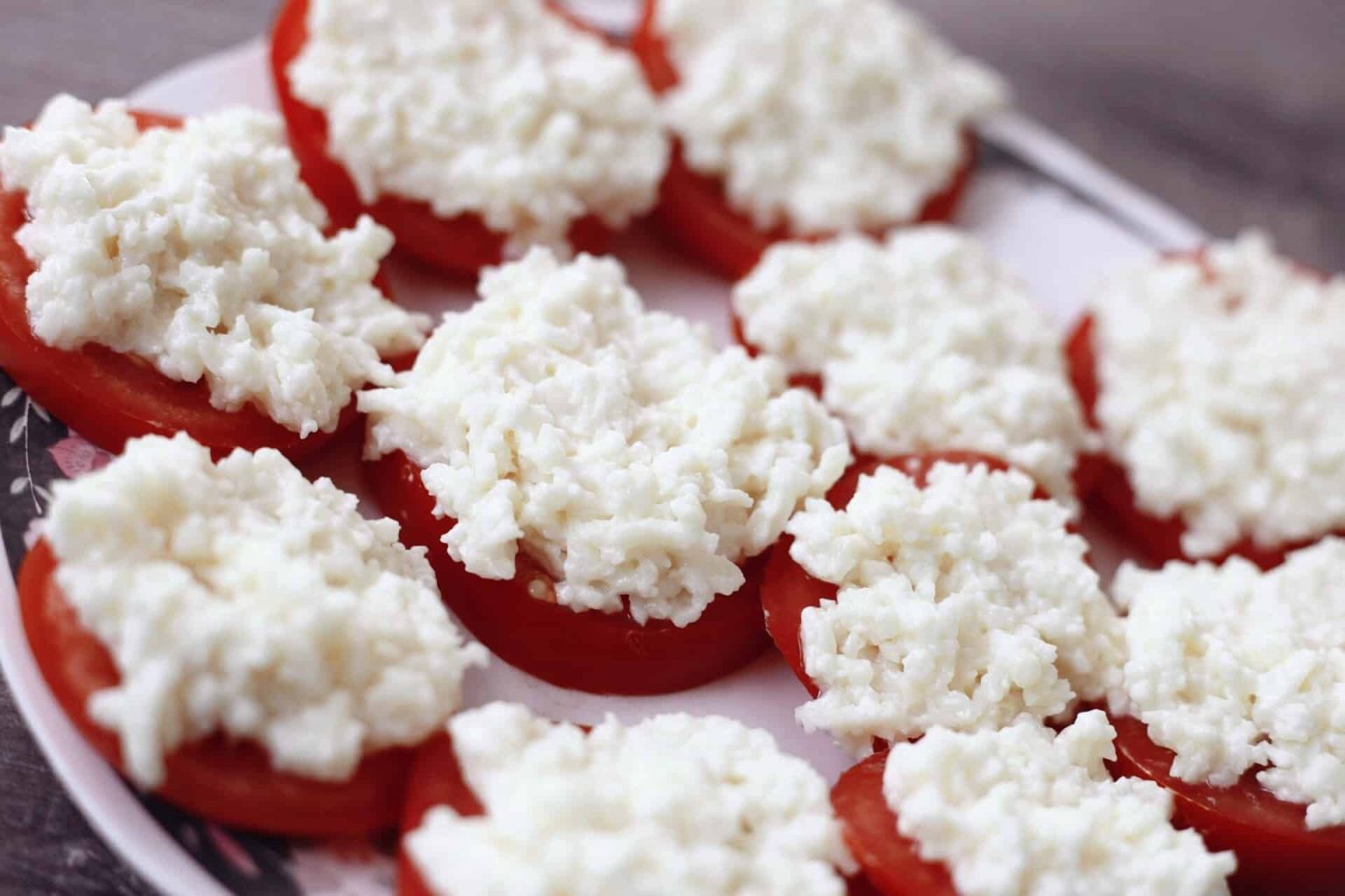 Saftige Tomaten Snacks mit Käse, Knoblauch und Gewürzen Saftige Tomaten Snacks mit Käse, Knoblauch und Gewürzen