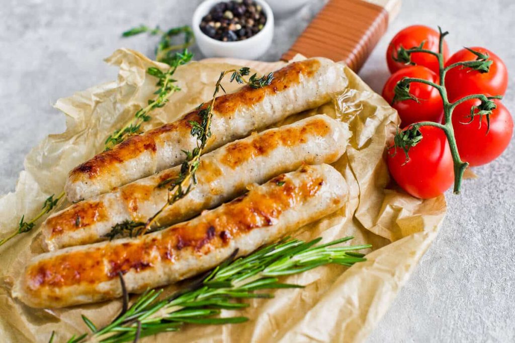 Saftige Würstchen aus Hähnchenfleisch mit saurer Sahne