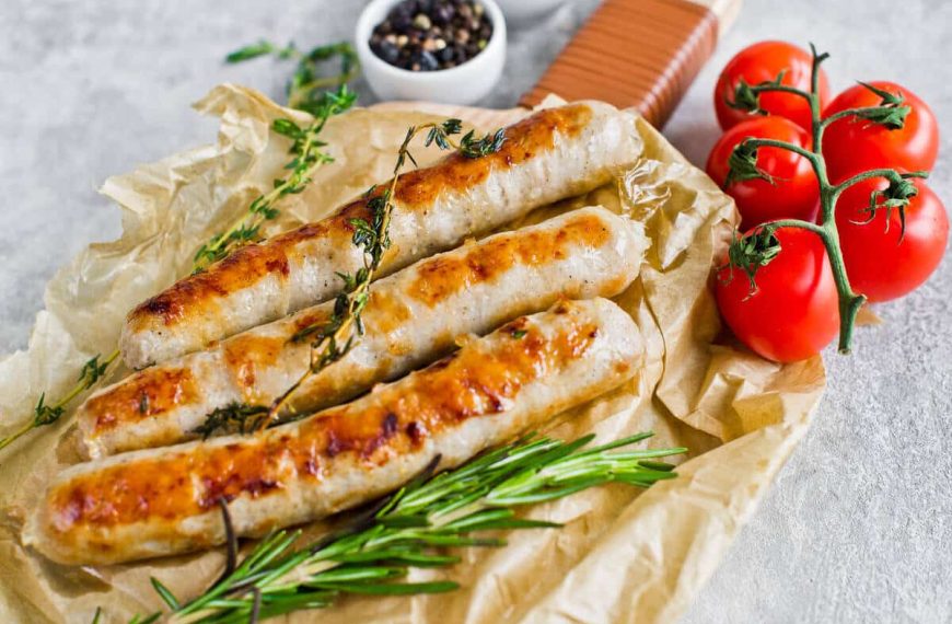 Saftige Würstchen aus Hähnchenfleisch mit saurer Sahne, Eiweiß und Paprika