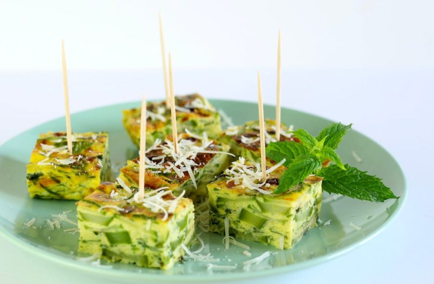 Saftige Zucchini Frittata mit Eiern, Olivenöl und Parmesan