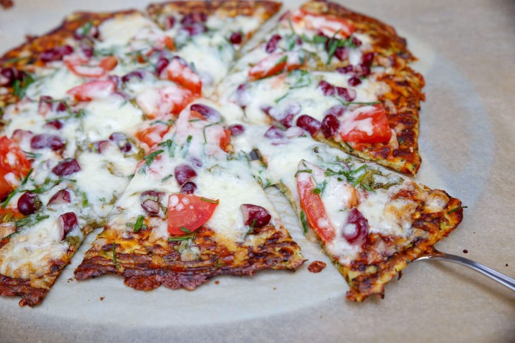 Einfache italienische &amp;quot;Vier Käse&amp;quot; Pizza mit Parmesan und Mozzarella