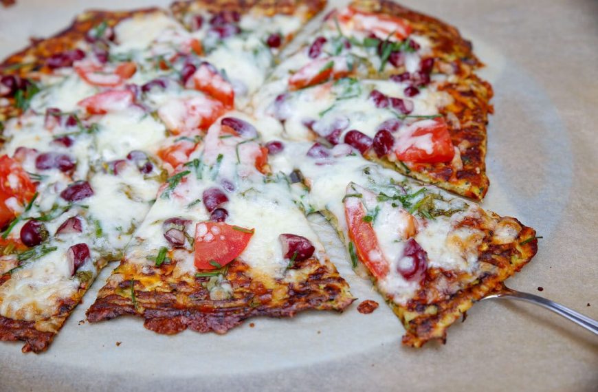 Saftige Zucchini Pizza mit Bohnen, Tomaten und Parmesan