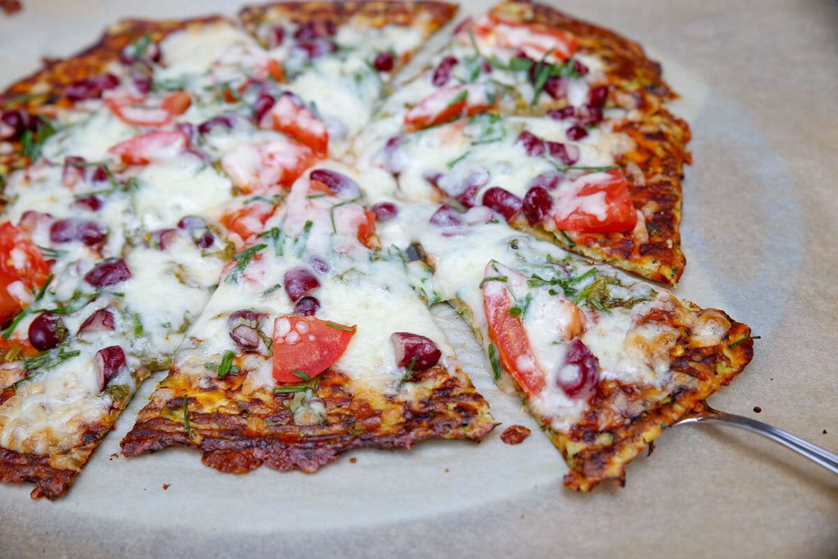 Saftige Zucchini Pizza mit Bohnen, Tomaten und Parmesan